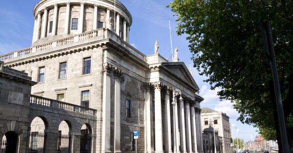 【泪目结局】精神科医生丈夫车祸身亡,妻子苦熬多年终获赔偿!网友:正义虽迟但到