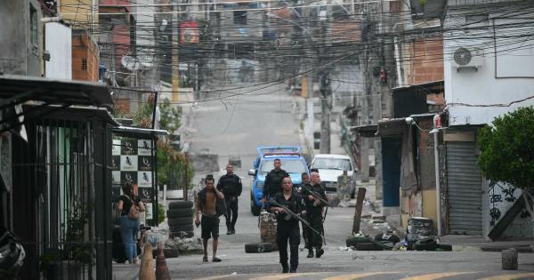 巴西警方突袭里约贫民窟,至少64人丧生!现场惨烈,民众哀嚎!