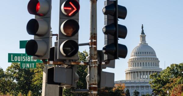 国际货币基金组织最新数据:美国国债负担即将赶超意大利!