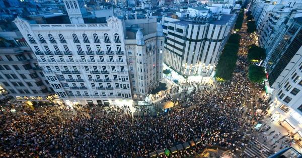 瓦伦西亚爆发大规模示威!洪水惨案周年祭,民众高呼市长下台