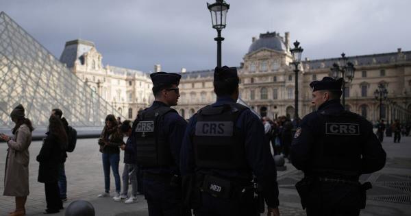 卢浮宫盗窃案两嫌犯“松口”认罪,安保漏洞引爆问责大战