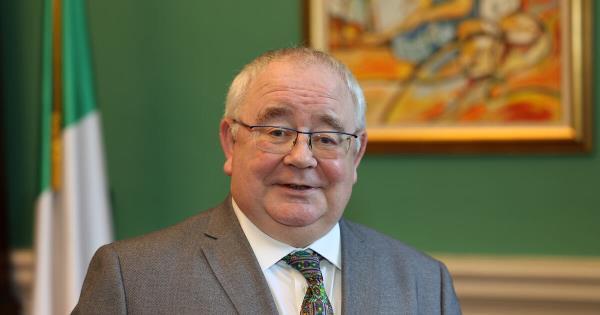 爱尔兰前议长痛斥:官僚主义缠身,发展寸步难行!