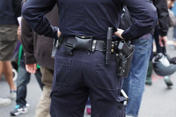 13岁少年惨死!外婆遇害后竟在警方抓捕中丧命,警长回应引爆争议